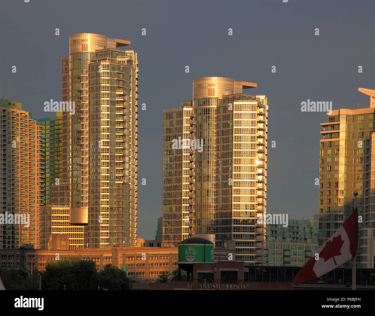 Condominiums outdoors hi-res stock photography and images - Alamy