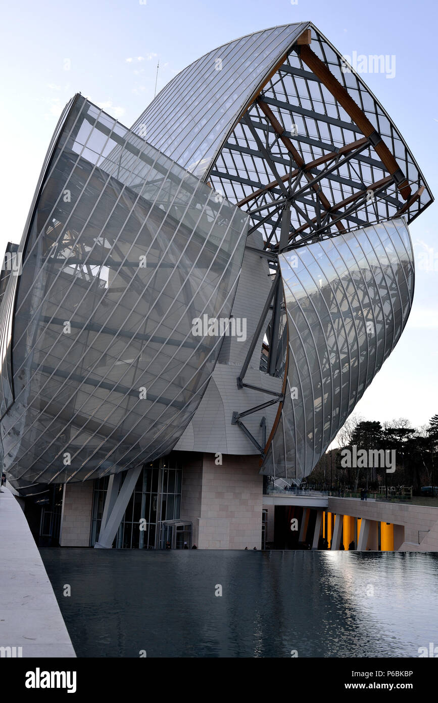 Main entrance to the Fondation Louis Vuitton in the Bois de Boulogne, Paris,  France Stock Photo - Alamy