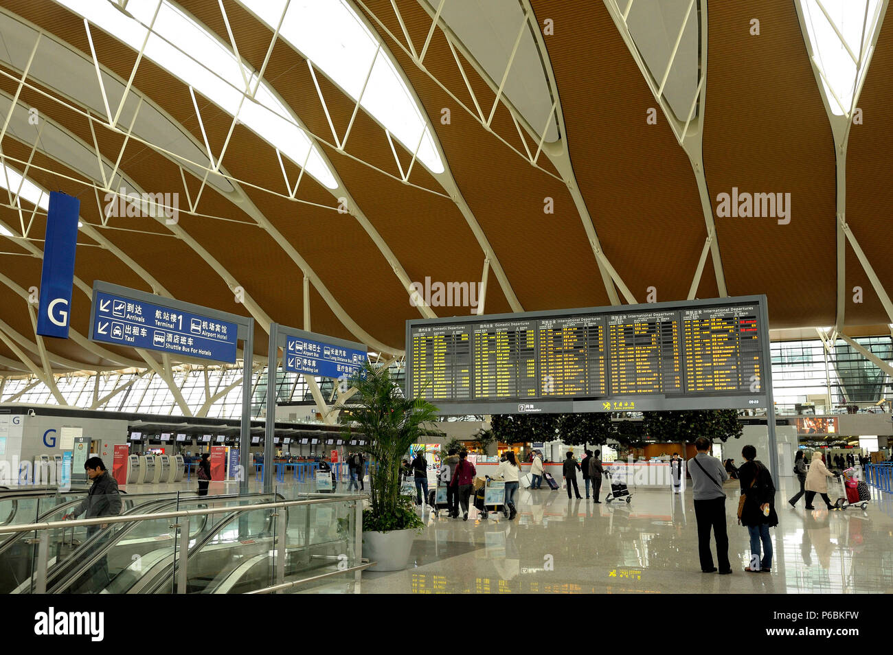 China, Shanghai, hall of the Pudong International Airport (Mandatory credit: architect Paul Andreu) Stock Photo