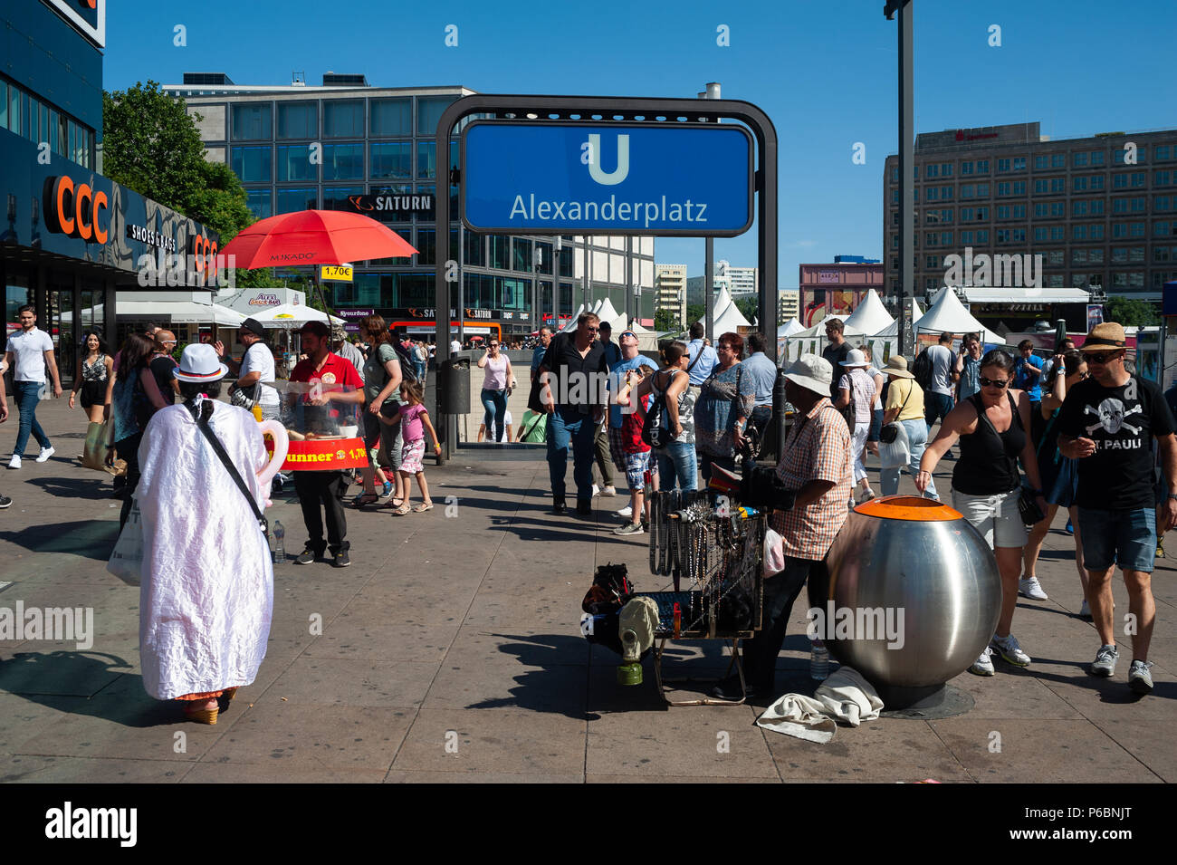 Passanten berlin 2018 High Resolution Stock Photography and Images - Alamy