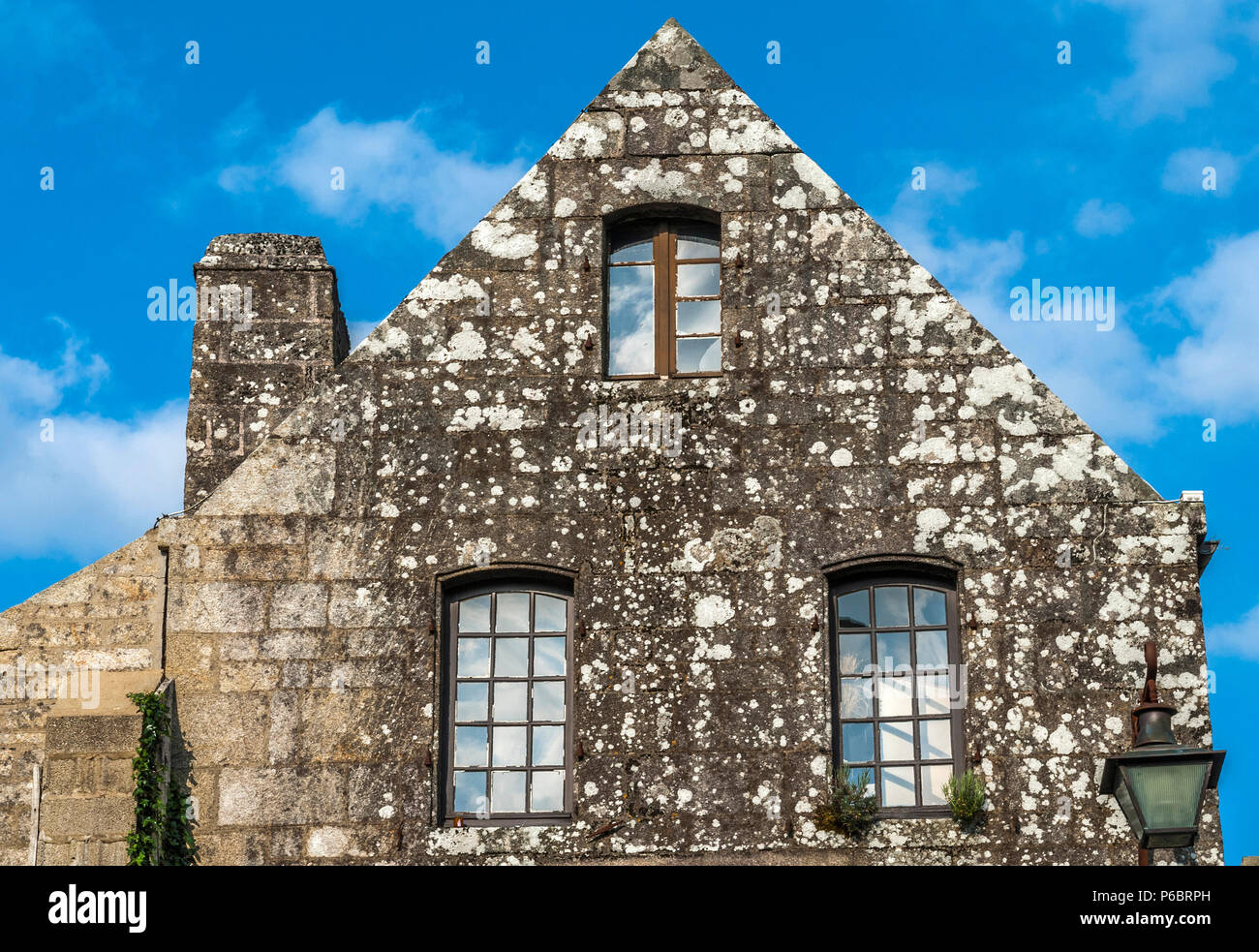 France, Brittany, Finistere, Locronan (labelled 'Most Beautiful Villgae in France'), windows of a granite house (17th-18th century) Stock Photo
