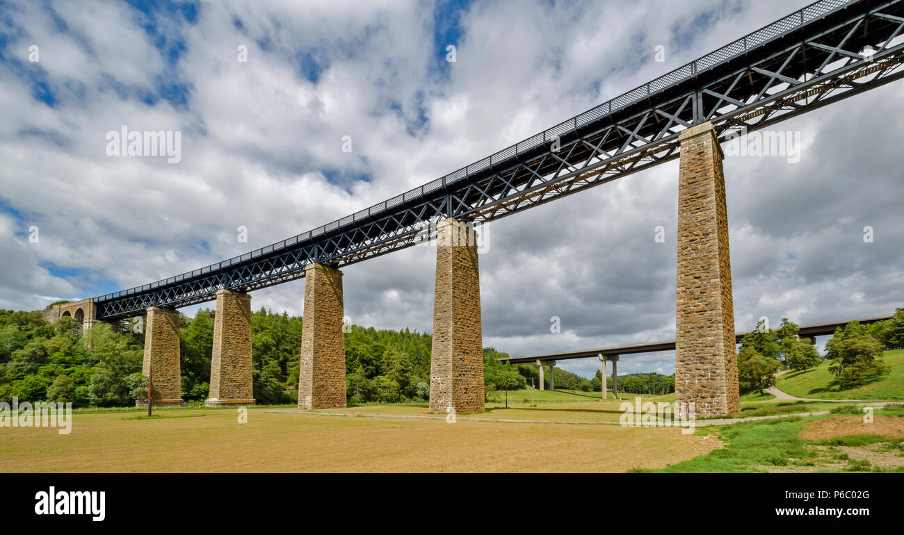 FINDHORN RAILWAY VIADUCT TOMATIN SCOTLAND NEWLY RESTORED VIADUCT AND A9 ROAD BRIDGE BEYOND Stock Photo