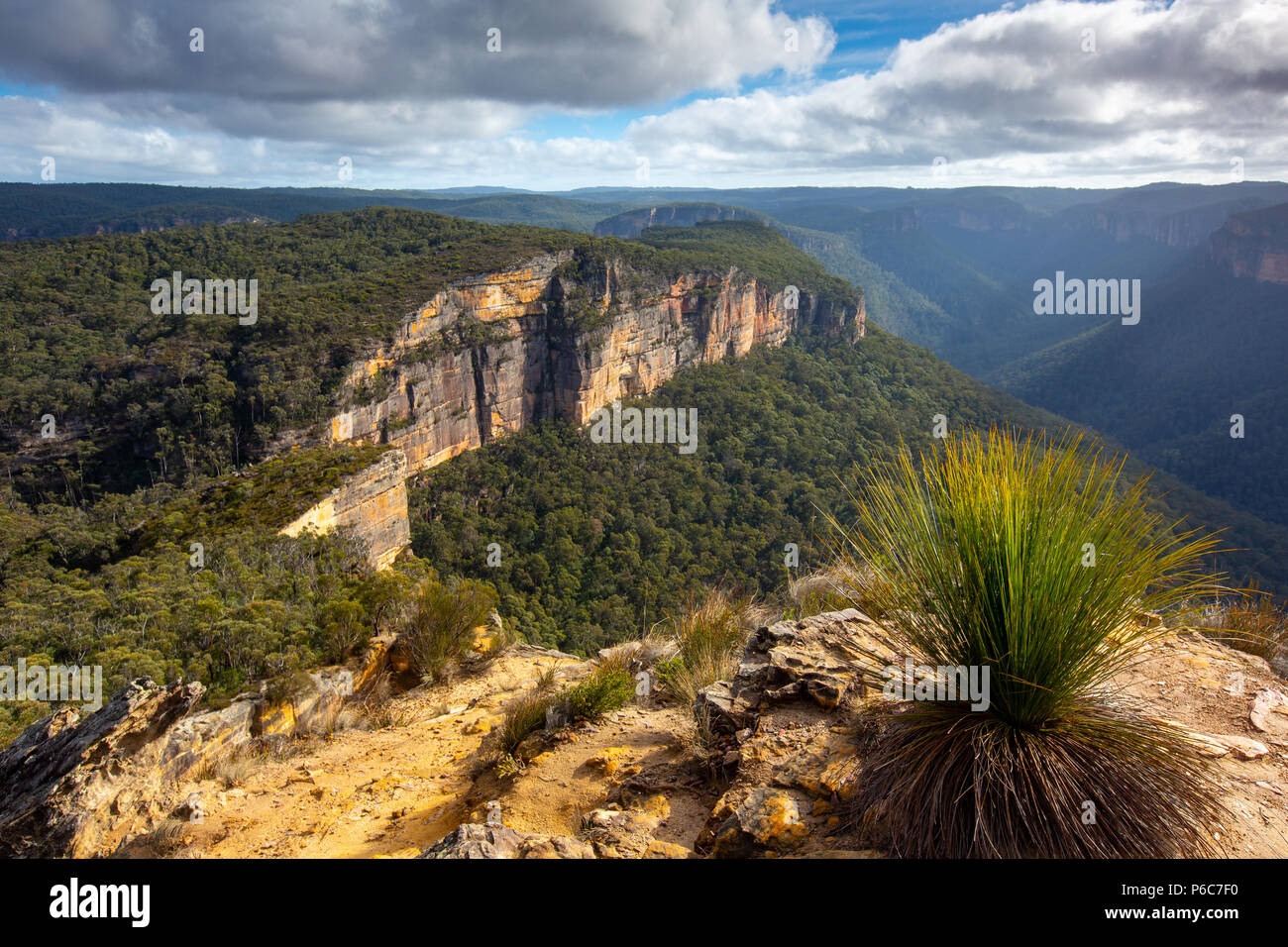 Blue mountains nsw hanging rock hi-res stock photography and images - Alamy