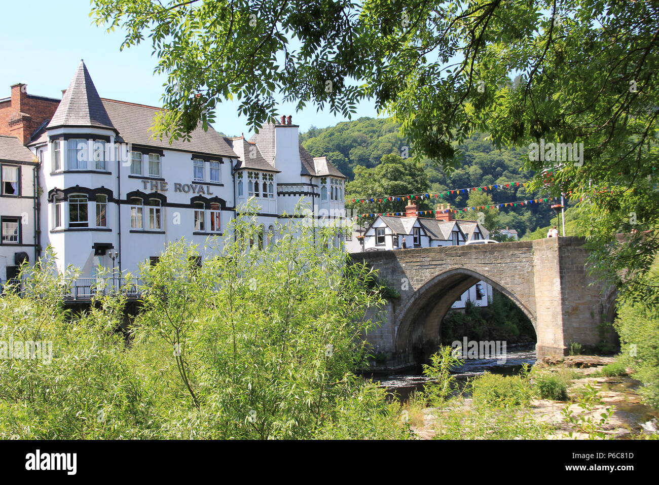 River walk and Horseshoe Falls Stock Photo Alamy