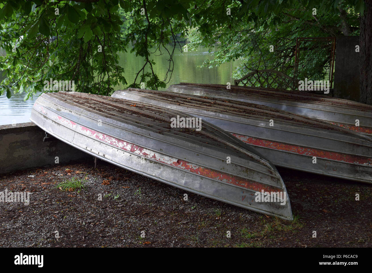 Перевернутая лодка на берегу. Старая лодка вверх дном. Перевернутая лодка. Лодка вверх дном. Утонет ли перевернутая деревянная лодка.