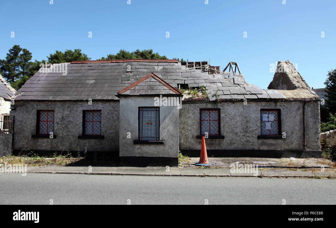 Irish cottage under demolition orders, Carrickmacross, Co. Monaghan Stock Photo