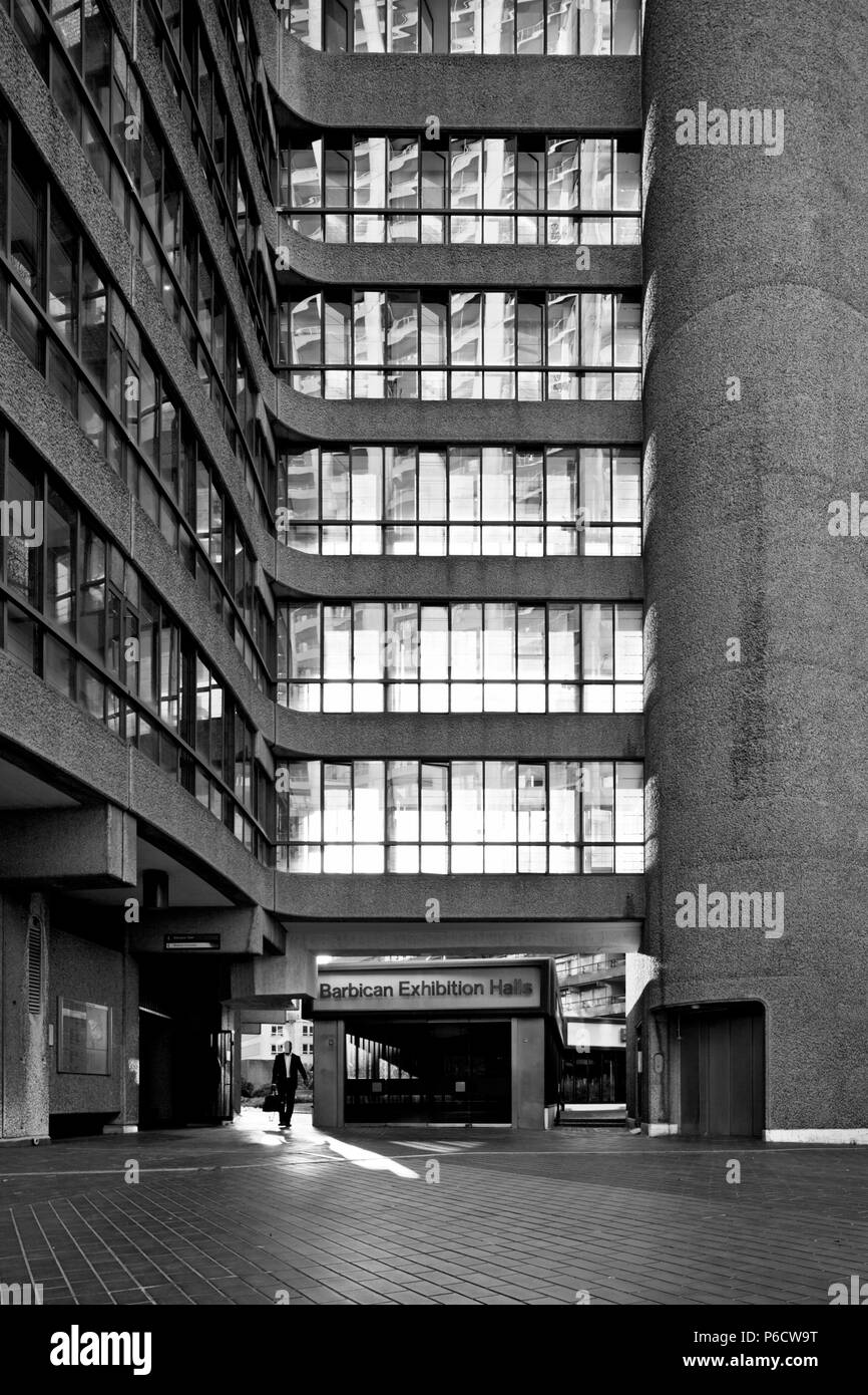 Frobisher crescent at the Barbican with the old entrance of the Barbican exhibition Halls. Architect: Chamberlin, Powell and Bon Stock Photo