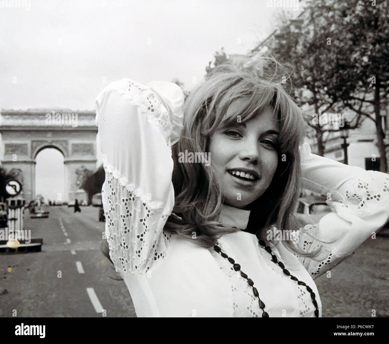 KARINA. CANTANTE ESPAÑOLA EN PARIS EN 1970. Stock Photo
