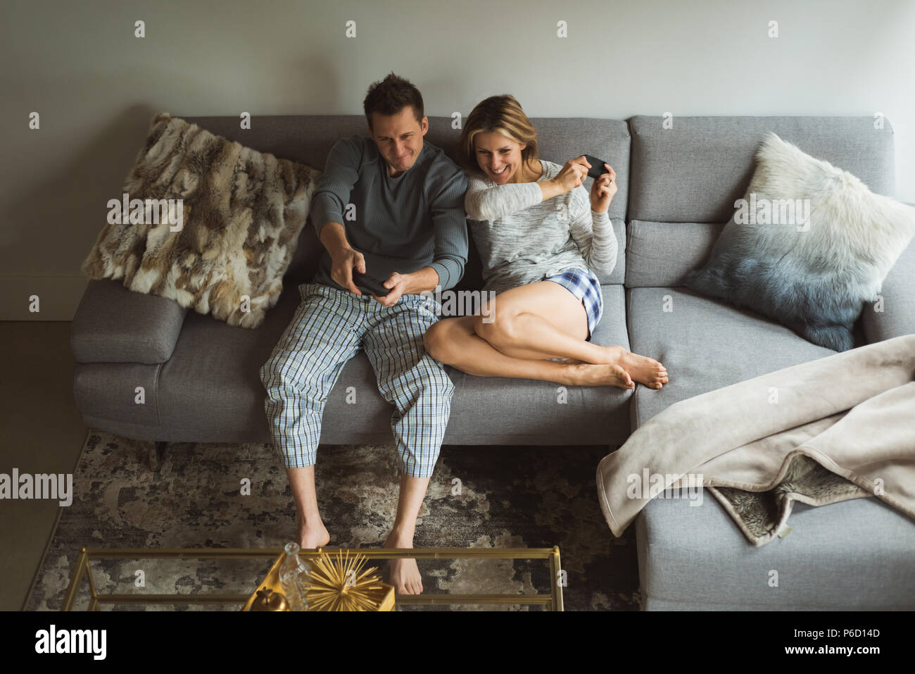 Man playing video games with woman hi-res stock photography and images ...