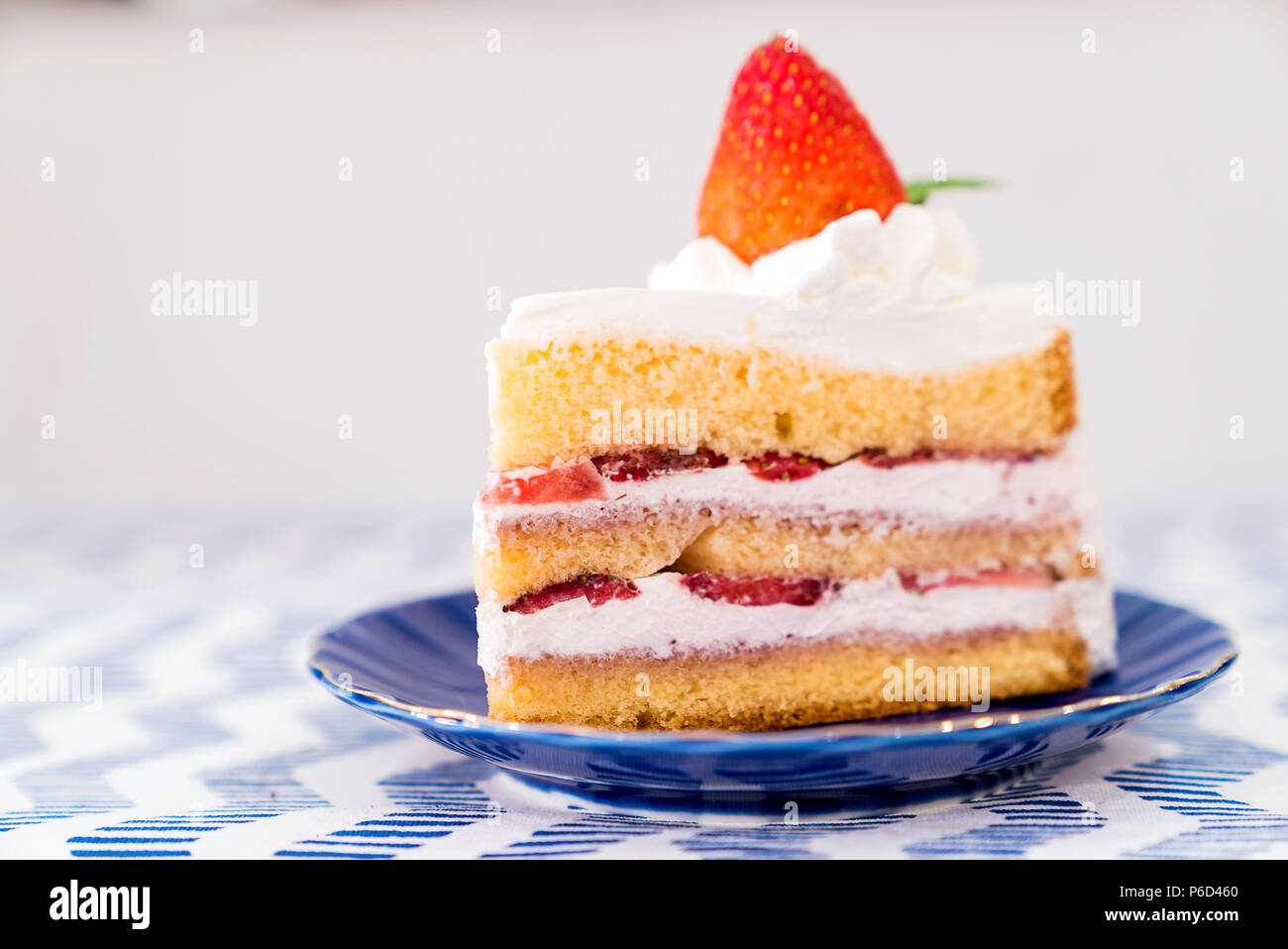 Slice strawberry cake top hi-res stock photography and images - Alamy