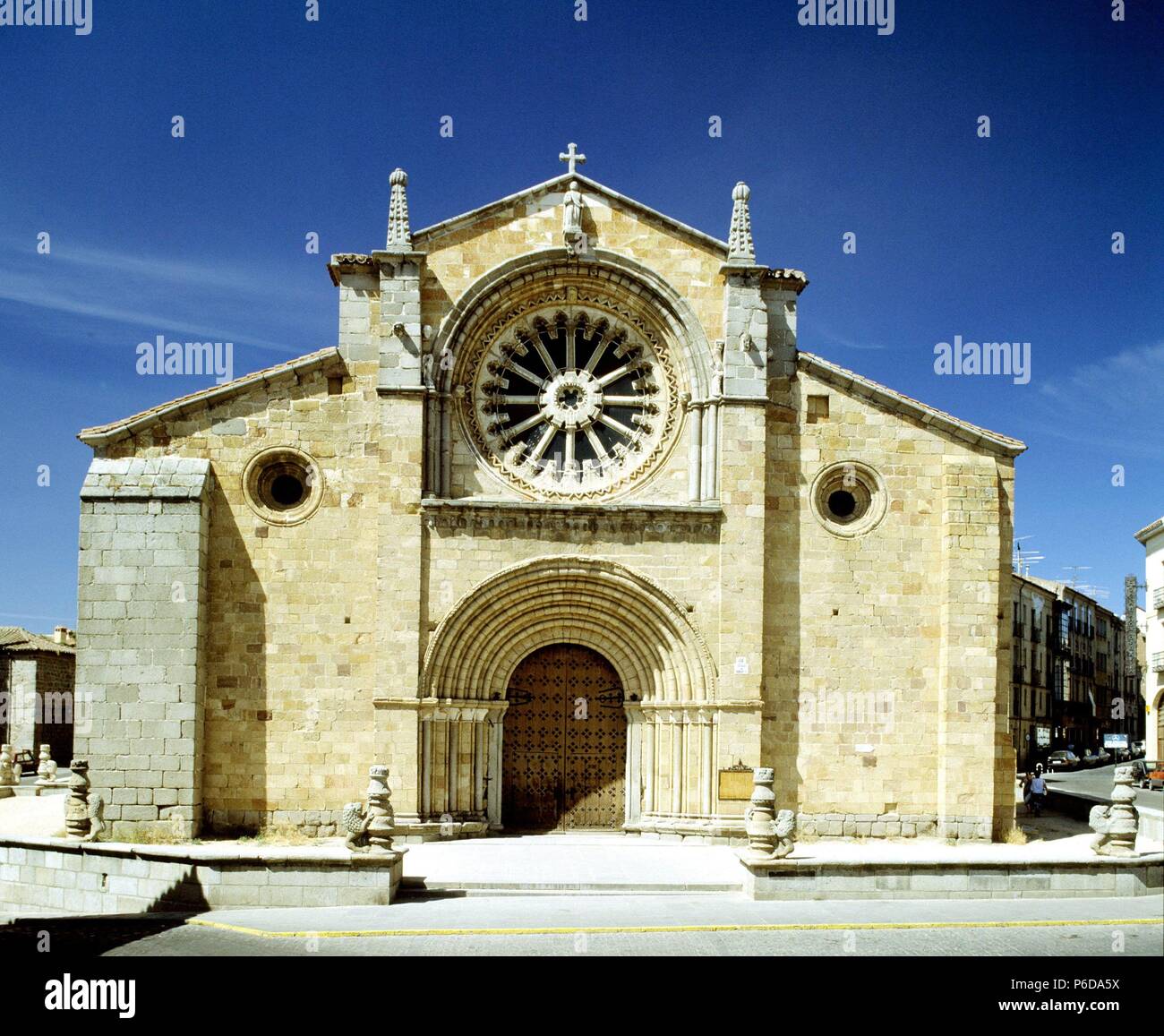 AVILA. IGLESIA DE SAN PEDRO , FACHADA. ARTE ROMANICO Stock Photo Alamy