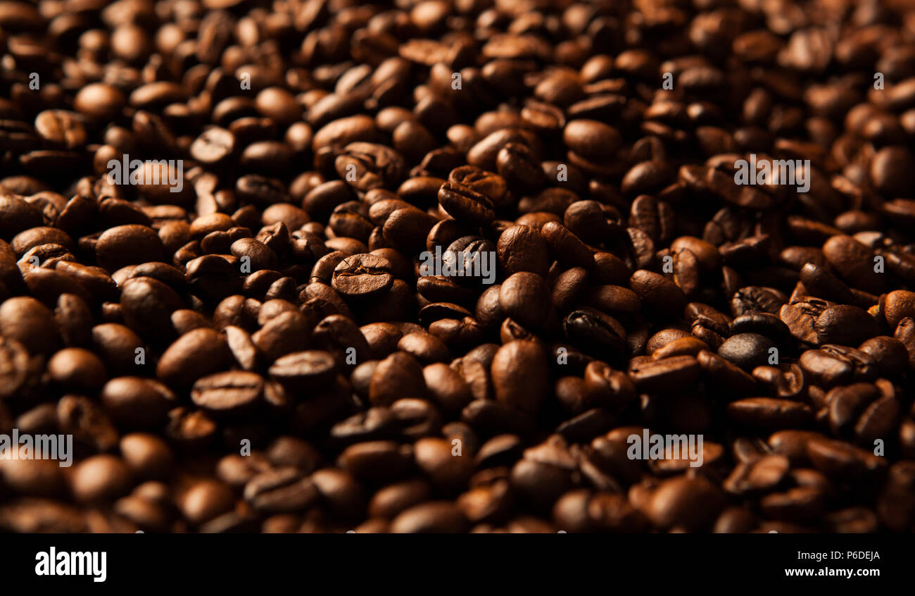 roasted coffee beans background closeup and macro Stock Photo - Alamy