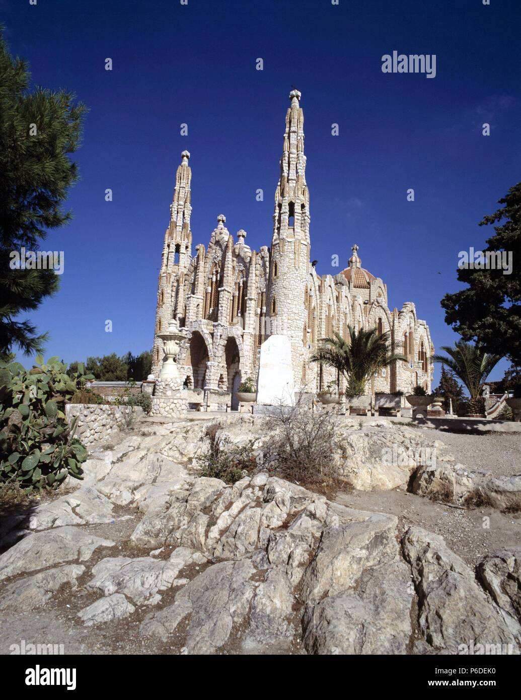 ALICANTE. NOVELDA. SANTUARIO DE SANTA MARIA MAGDALENA , OBRA MODERNA DE