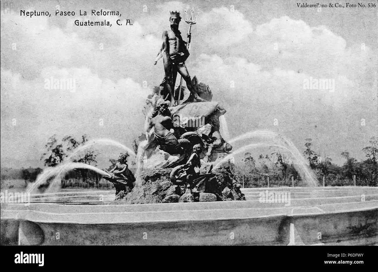 Español: Fuente de Neptuno en el bulevar 30 de junio de la Ciudad de Guatemala. 1910 49 Fuenteneptuno Stock Photo