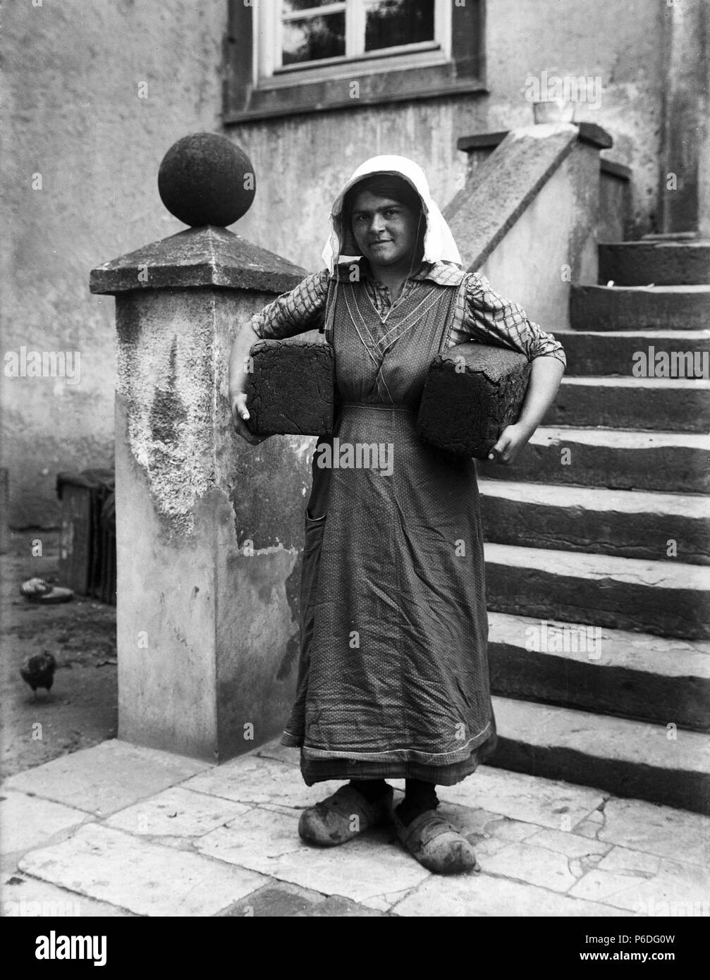 Deutsch: Bauernmädchen mit zwei Pumpernickelbroten . 1919 49 Genau-Frau ...