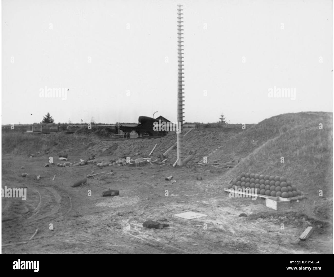 . English Gun battery at Fort Stevens, Oregon, November 1900 . English