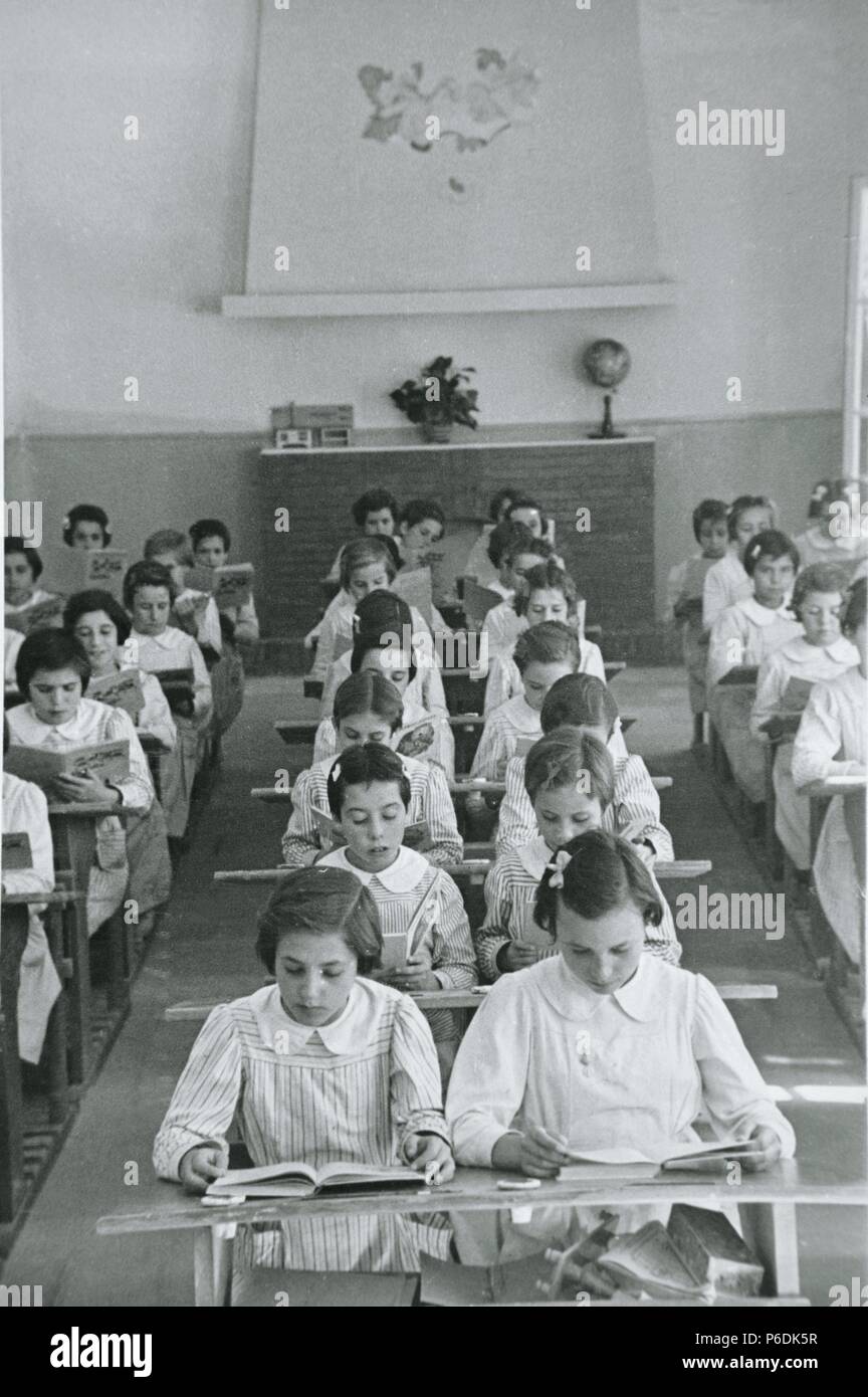 AUXILIO SOCIAL. ESPAÑA. ORGANISMO BENEFICO ESPAÑOL CREADO EN EL AÑO 1937. HOGAR INFANTIL DE NIÑAS EN CLASE. Stock Photo