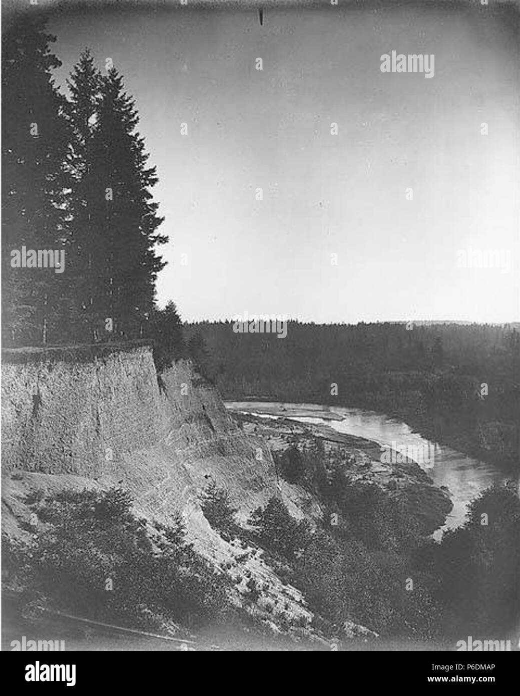 . English: Nisqually River vicinity of Fort Lewis, June 1904 . English: PH Coll 35.293 Subjects (LCTGM): Rivers--Washington (State); Cliffs--Washington (State) Subjects (LCSH): Nisqually River (Wash.)  . 1904 64 Nisqually River vicinity of Fort Lewis, June 1904 (SARVANT 111) Stock Photo