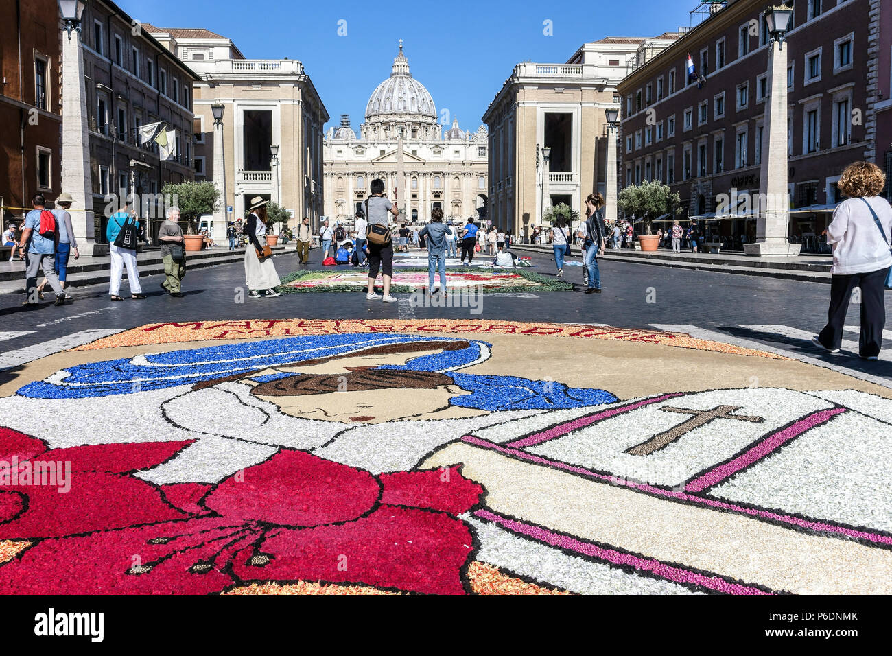 Rome, Italy. 29th June, 2018. On the occasion of the feast of St. Peter and St. Paul, the two patron saints of Rome, returns the historic Infiorata, a spectacular carpet of flowers that leads down Via della Conciliazione and towards the River Tiber. Rome, Italy, Europe, European Union, EU. Credit: Glenstar/Alamy Live News Stock Photo