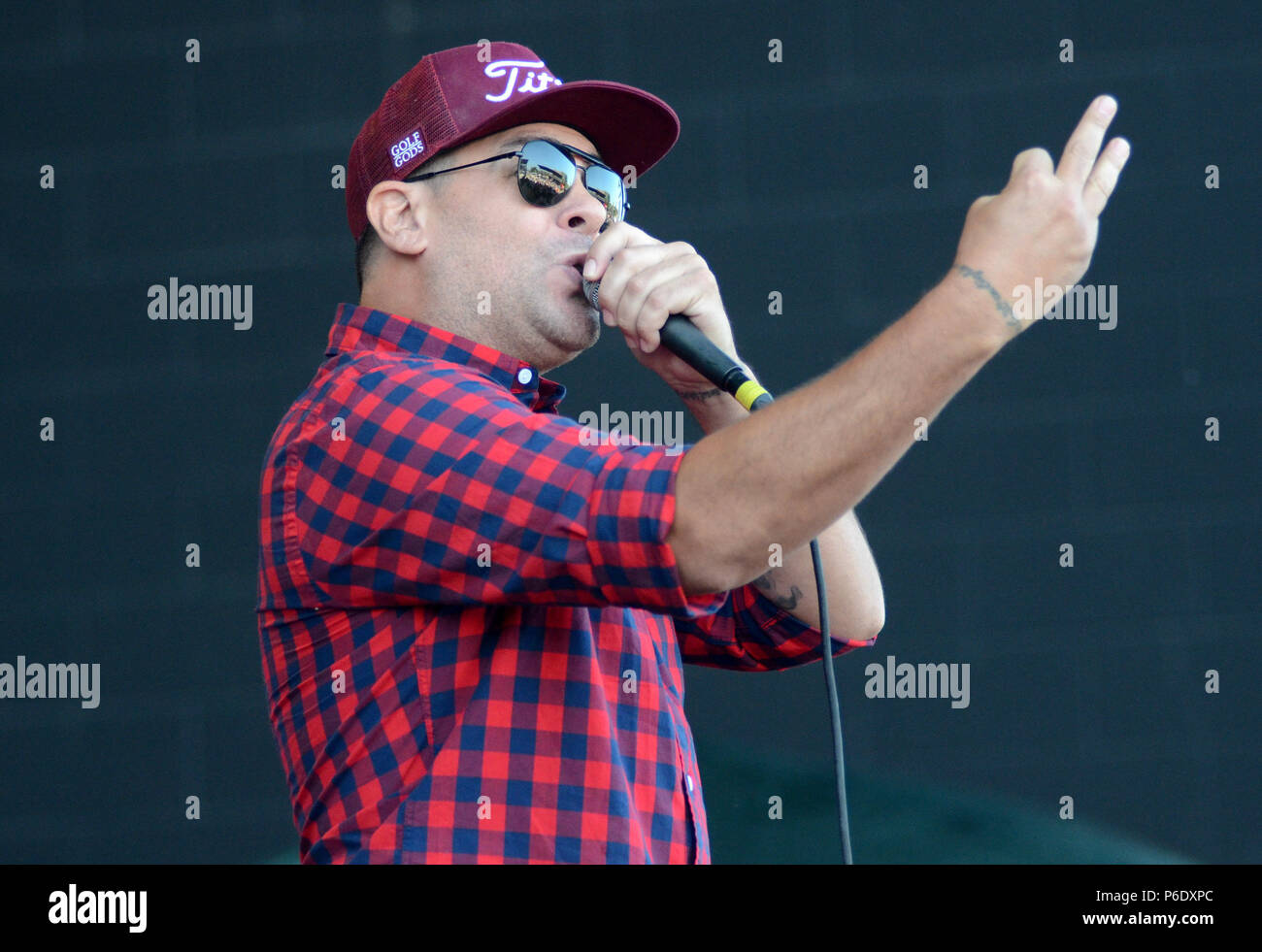 Dryden mitchell singer hi-res stock photography and images - Alamy