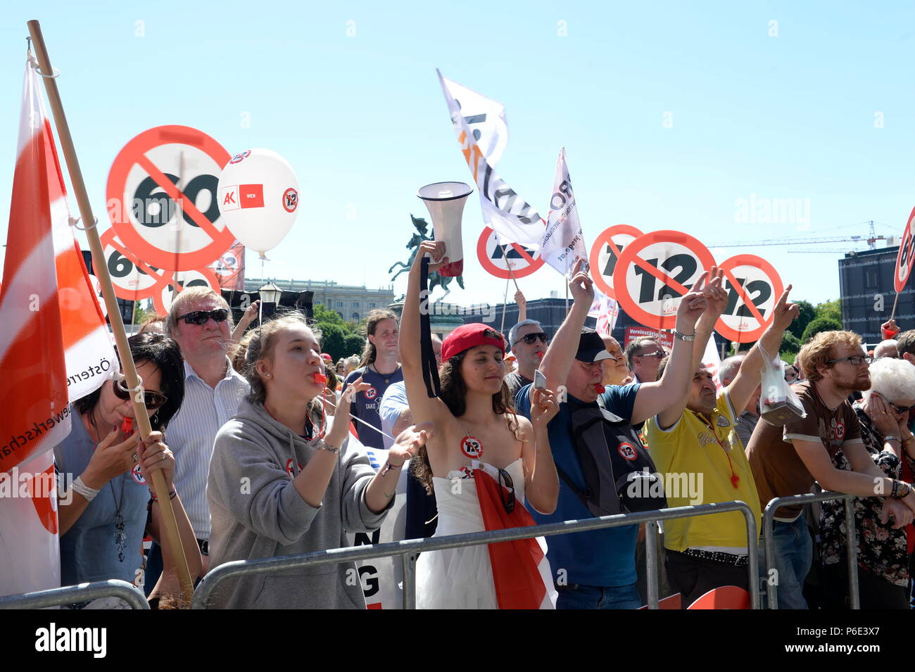 Vienna, Austria. 30 June 2018. Demonstration of the ÖGB (Austrian Trade Union Confederation) against the 12 hours day planned by the Austrian government and the 60 hours week. Picture shows demonstrators at the final rally on Heldenplatz.  Credit: Franz Perc / Alamy Live News Stock Photo