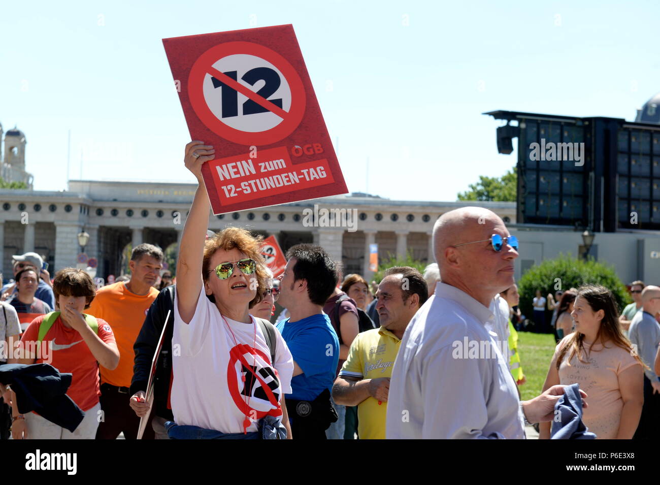Vienna, Austria. 30 June 2018. Demonstration of the ÖGB (Austrian Trade Union Confederation) against the 12 hours day planned by the Austrian government and the 60 hours week. Picture shows a blackboard with the inscription 'no to 12 hours working day'. Credit: Franz Perc / Alamy Live News Stock Photo