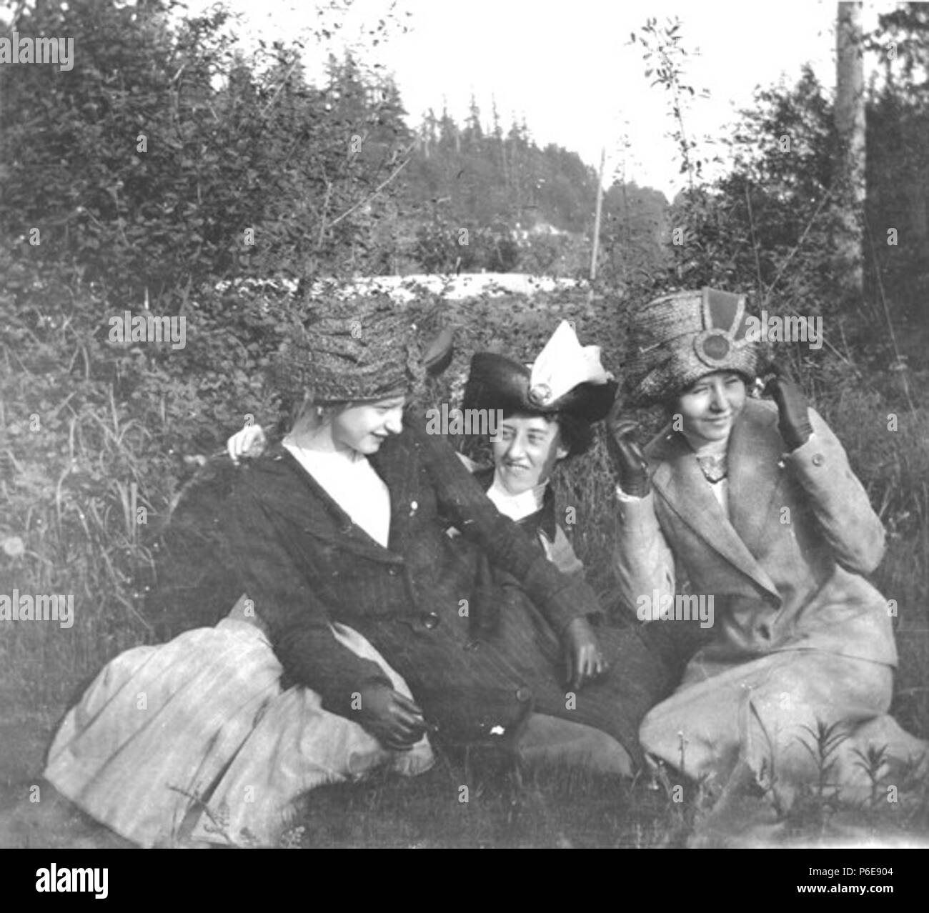 . English: Three women at Alki point, Washington, 1911 . English: Mildred Kiehl, the youngest daughter of H. Ambrose Kiehl, is the first on the left . Text from Kiehl log: Miriam, Mildred, Alta White. Alki Point. 1911 . Album 2.431 Subjects (LCSH): Kiehl, Miriam; Kiehl, Mildred; White, Alta; Women--Washington (State)--Alki Point; Alki Point (Wash.); West Seattle (Seattle, Wash.) Concepts: Women; Leisure  . 1911 77 Three women at Alki point, Washington, 1911 (KIEHL 109) Stock Photo