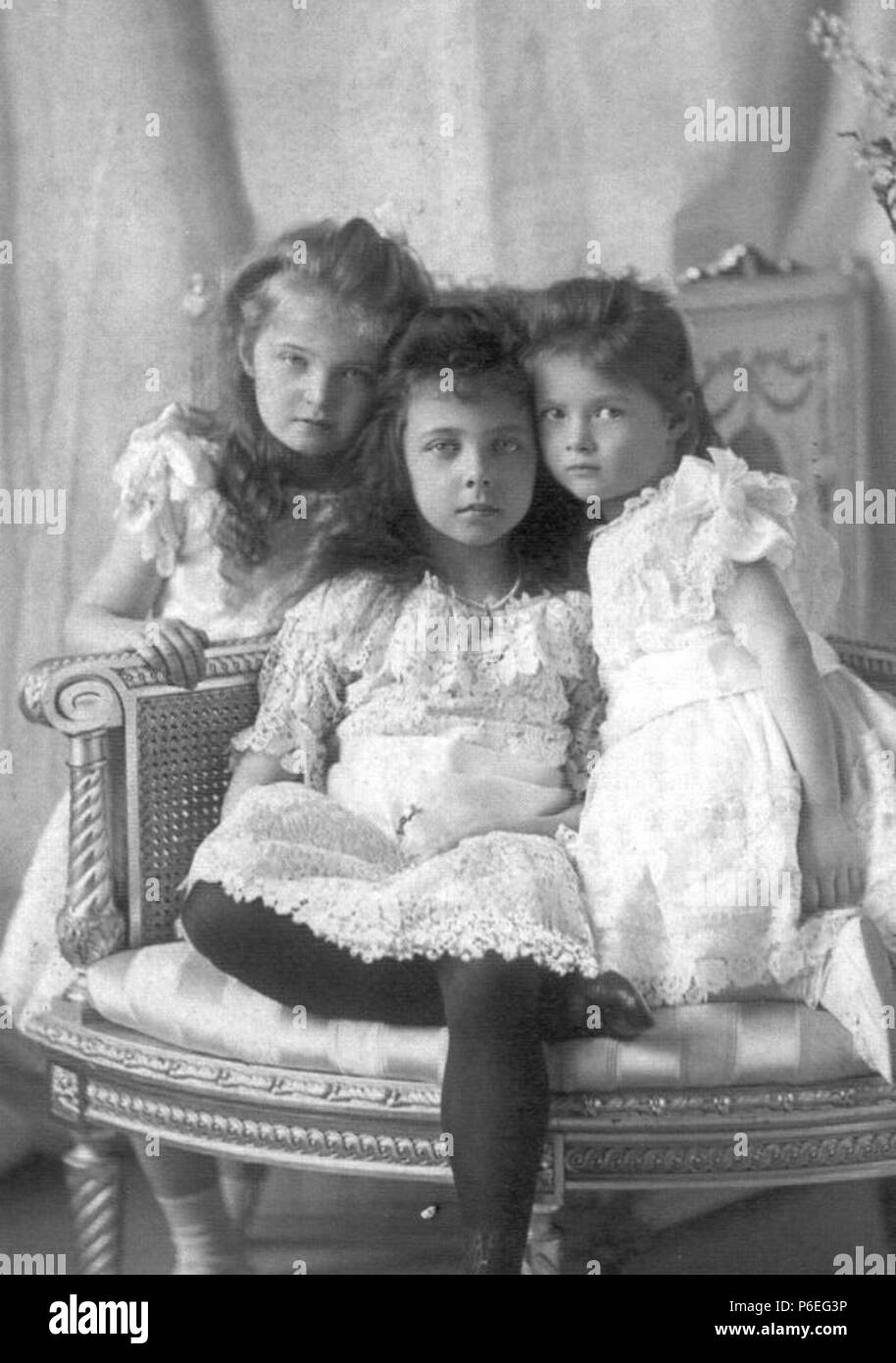 English: Olga and Tatiana Nikolaevna of Russia with her cousin Elizabeth of Hesse . 1900 65 Olga and Tatiana Nikolaevna with her cousin Elizabeth of Hesse Stock Photo