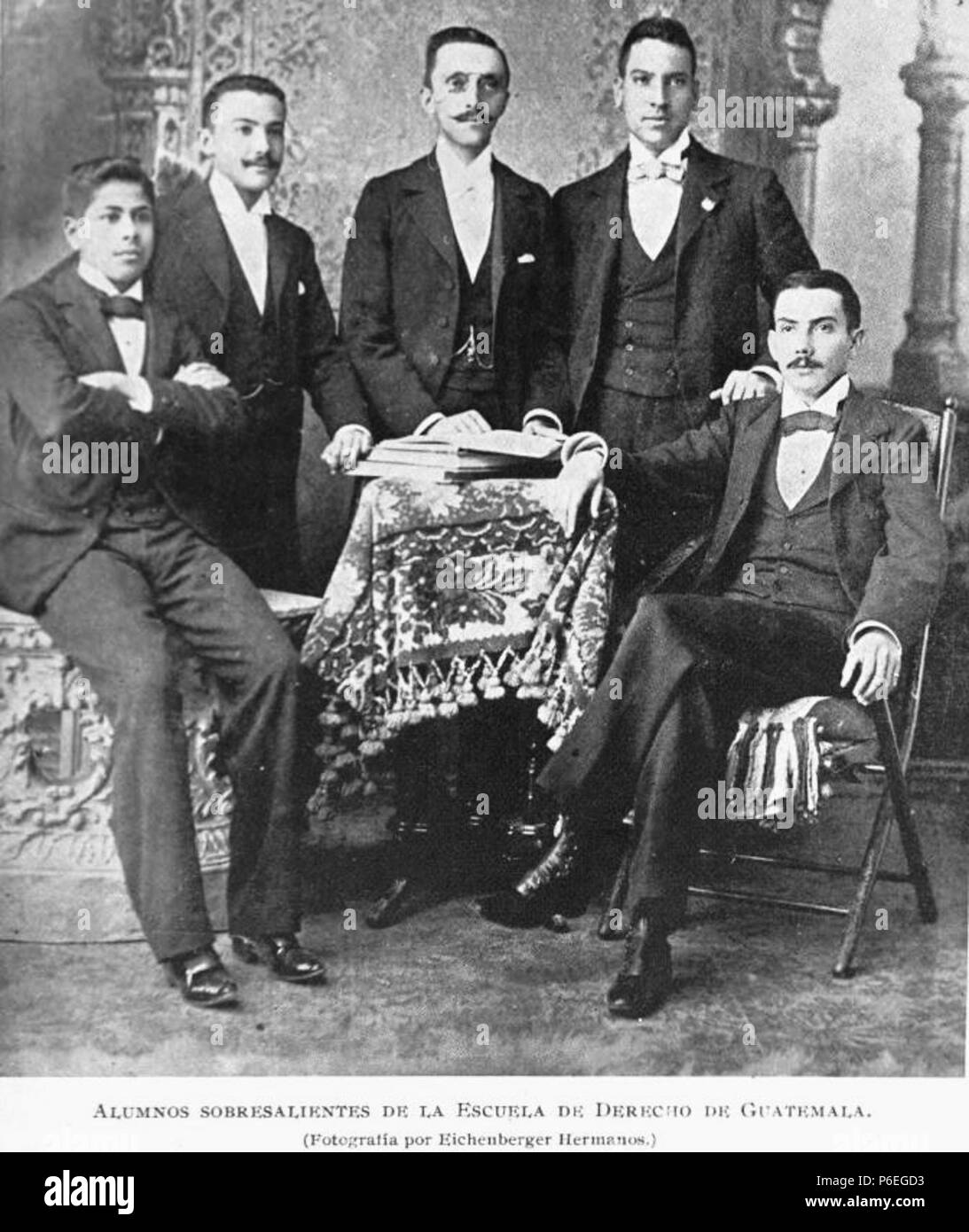 Español: Estudiantes aventajados de la Escuela de Derecho en 1897. 1897 13 Derecho1897 Stock Photo