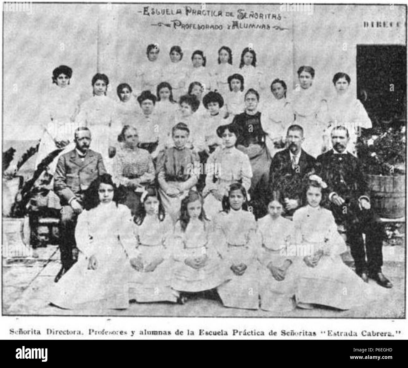 Español: Estudiantes y claustro de la Escuela Práctica de Señoritas en 1907 . 1907 42 Estudiantesclaustroescuelapractica1907 Stock Photo
