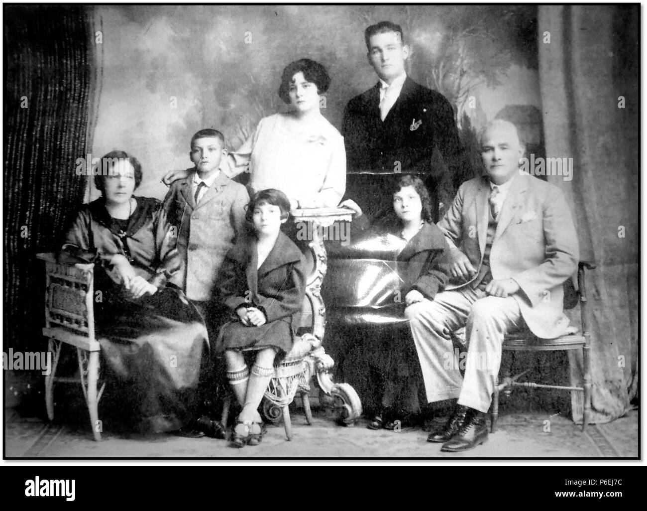 Español: Familia de Juan José Arévalo en los años 20. 1920 5 Arevalo1920 Stock Photo