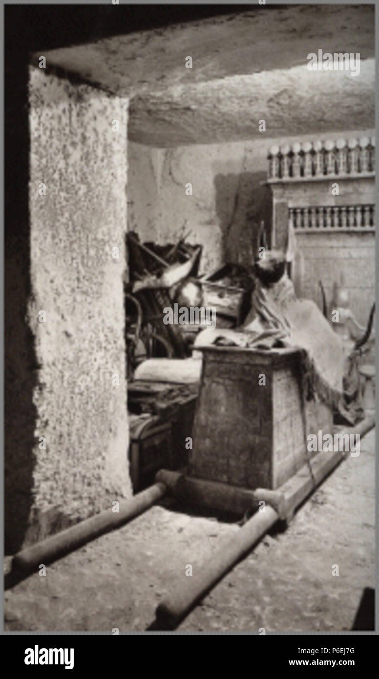 English: 1922 photograph of the tomb of Tutankhamun. This photograph was  made by Harry Burton (1879-1940), who made the photographs at the opening  of the Tomb of Tutanhkamun in the Egyptian Valley