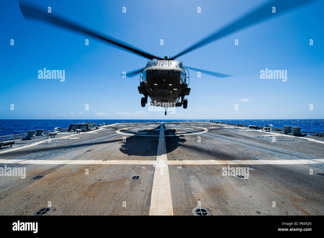 180627-N-LI768-1046 PACIFIC OCEAN (June 27, 2018) – A U.S. Army HH-60M Black Hawk conducts deck landing qualifications aboard the guided missile destroyer USS Dewey (DDG 105). Dewey is underway in the U.S. 3rd Fleet area of operations. (U.S. Navy photo by Mass Communication Specialist 2nd Class Devin M. Langer/Released) Stock Photo