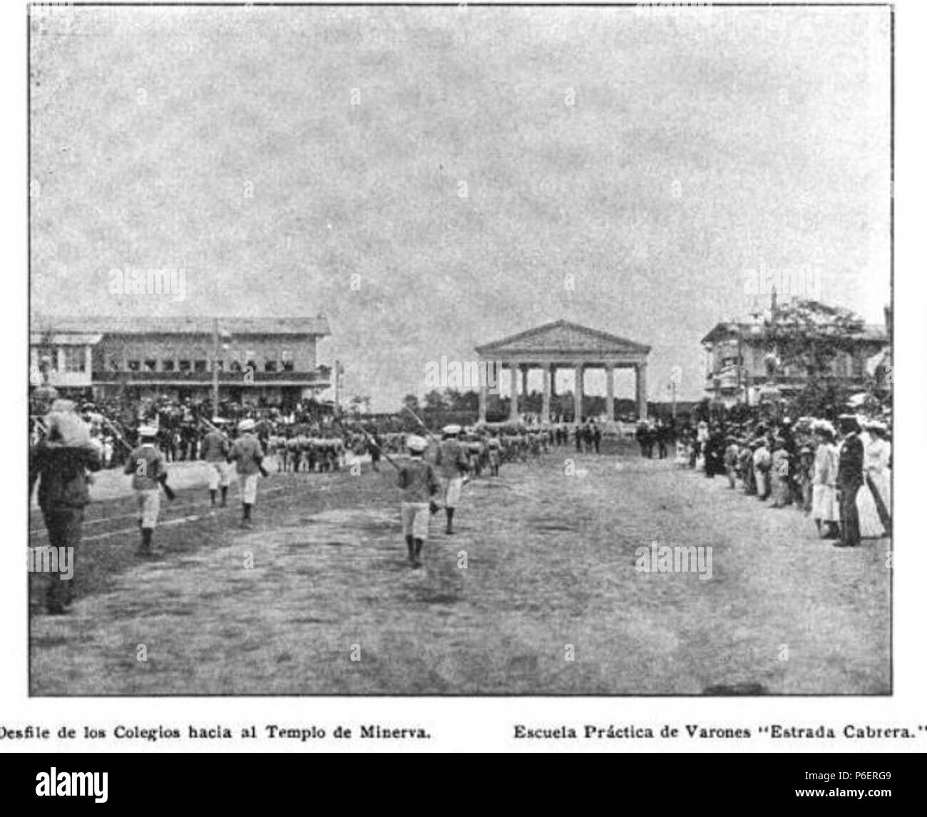 Español: Desfile de la Escuela práctica de Varones Estrada Cabrera en 1906. 1907 13 Desfileescuelapractica1907 Stock Photo