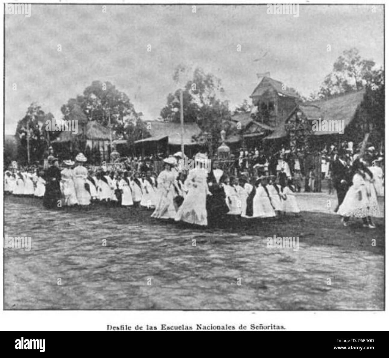 Español: Desfile de las alumnas Escuela práctica de Señoritas en las Minervalias de 1907 . 1907 13 Desfileescuelapracticasenoritas1907 Stock Photo