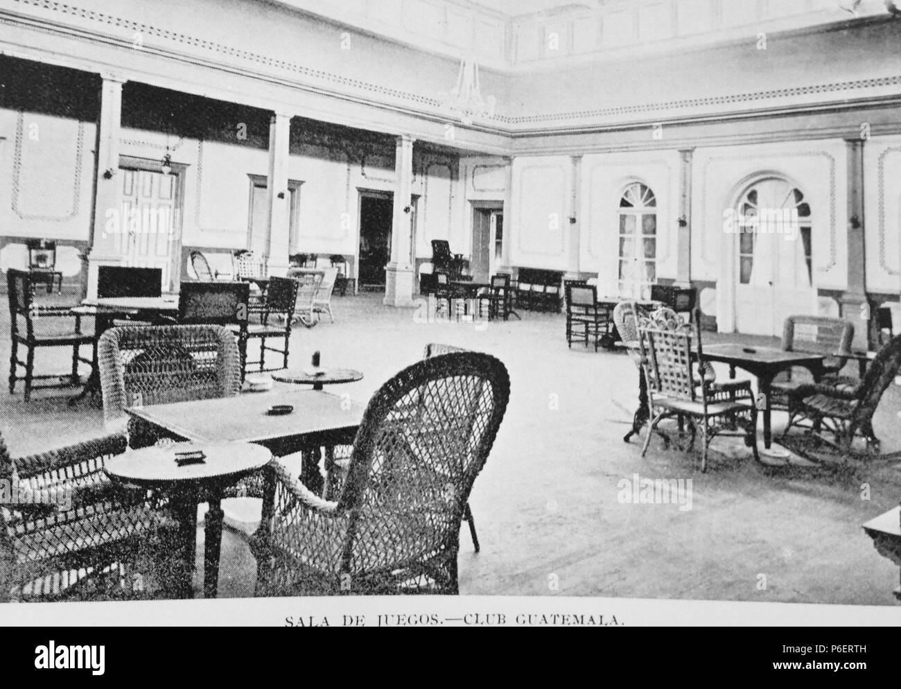 Español: Salón de lectura del Club Guatemala en 1898. 1898 73  SalonLecturaClubGuatemala1898 Stock Photo - Alamy