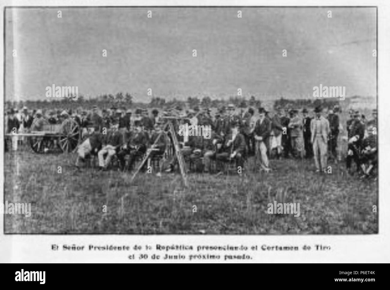 Español: Presidente Manuel Estrada Cabrera observando ejercicios militares el 30 de junio de 1899. 1 July 1899 42 EstradaCabreraEjerciciosMilitares Stock Photo