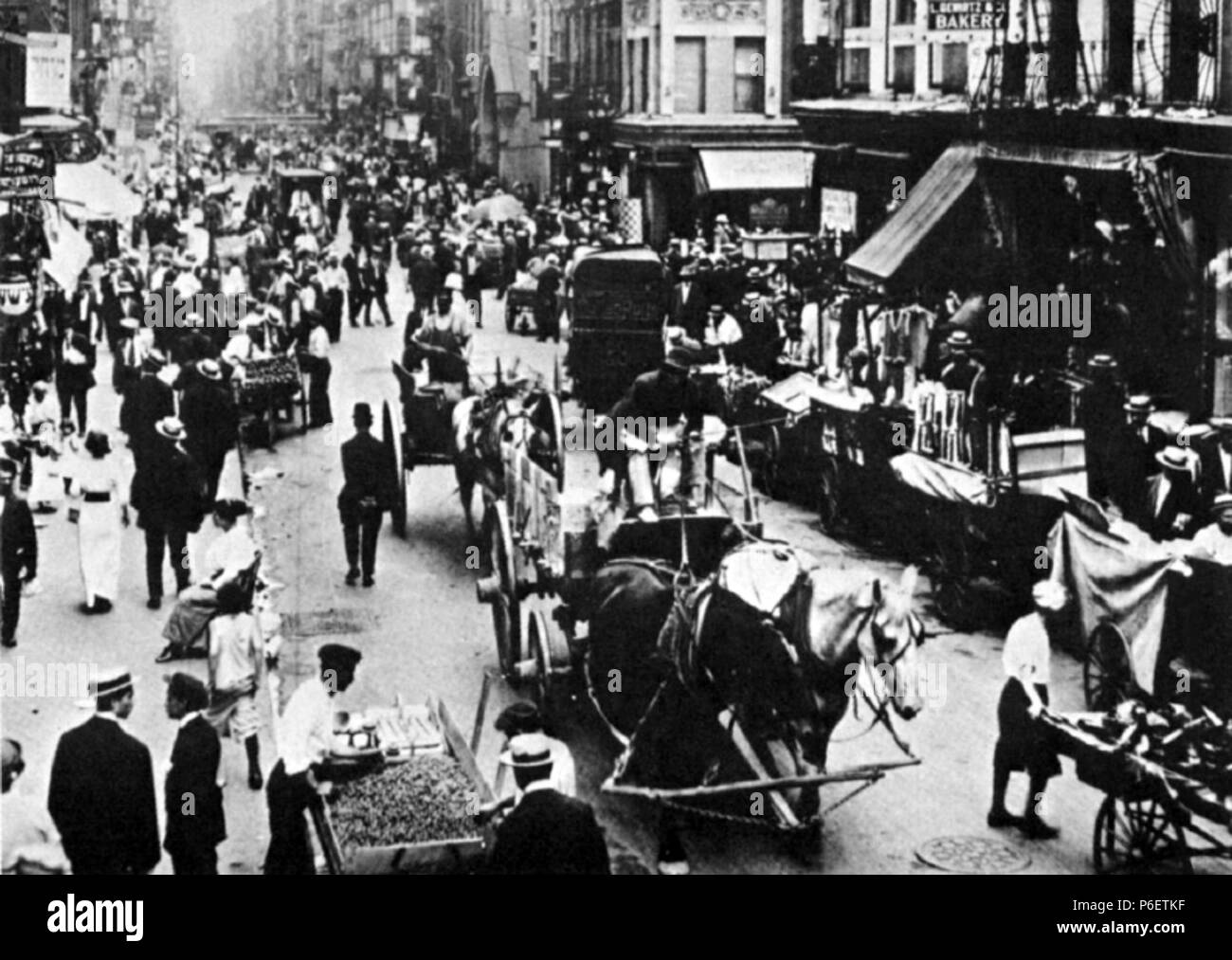 65 NY Street scene, 1912 - Lewis Wickes Hine Stock Photo