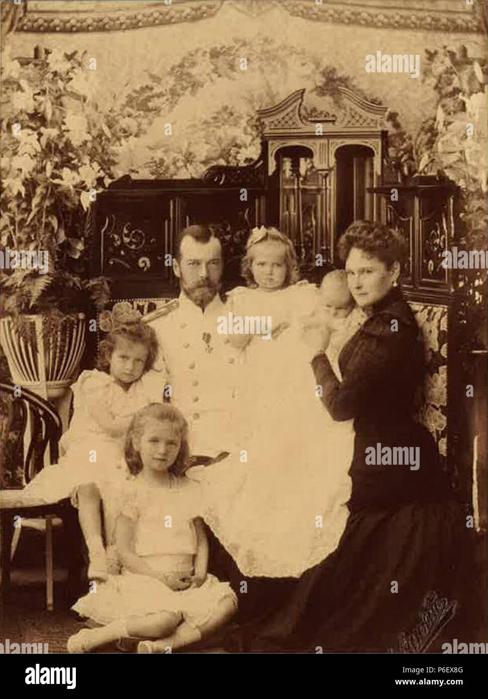 English: Russian Imperial Family Photo . Peterhof, 16 August 1901 11 Czar Nicholas II and family August 16 1901 Peterhof Stock Photo