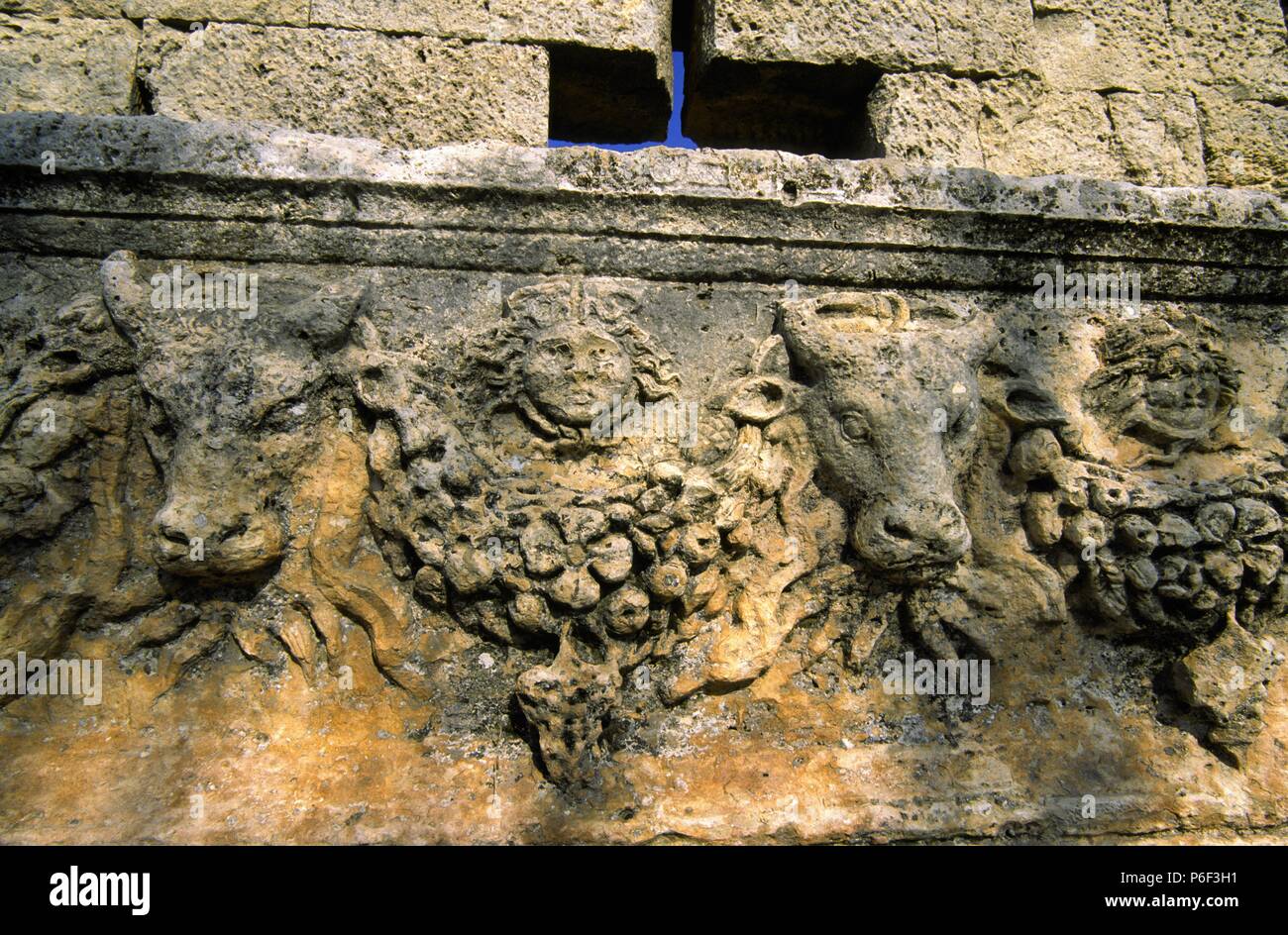 Friso con toros y rostros tallados.Templo de Zeus-Olbius .Pueblo de Uzuncaburç(diocesarea). Silifke.Mediterraneo oriental.Turquia. Stock Photo