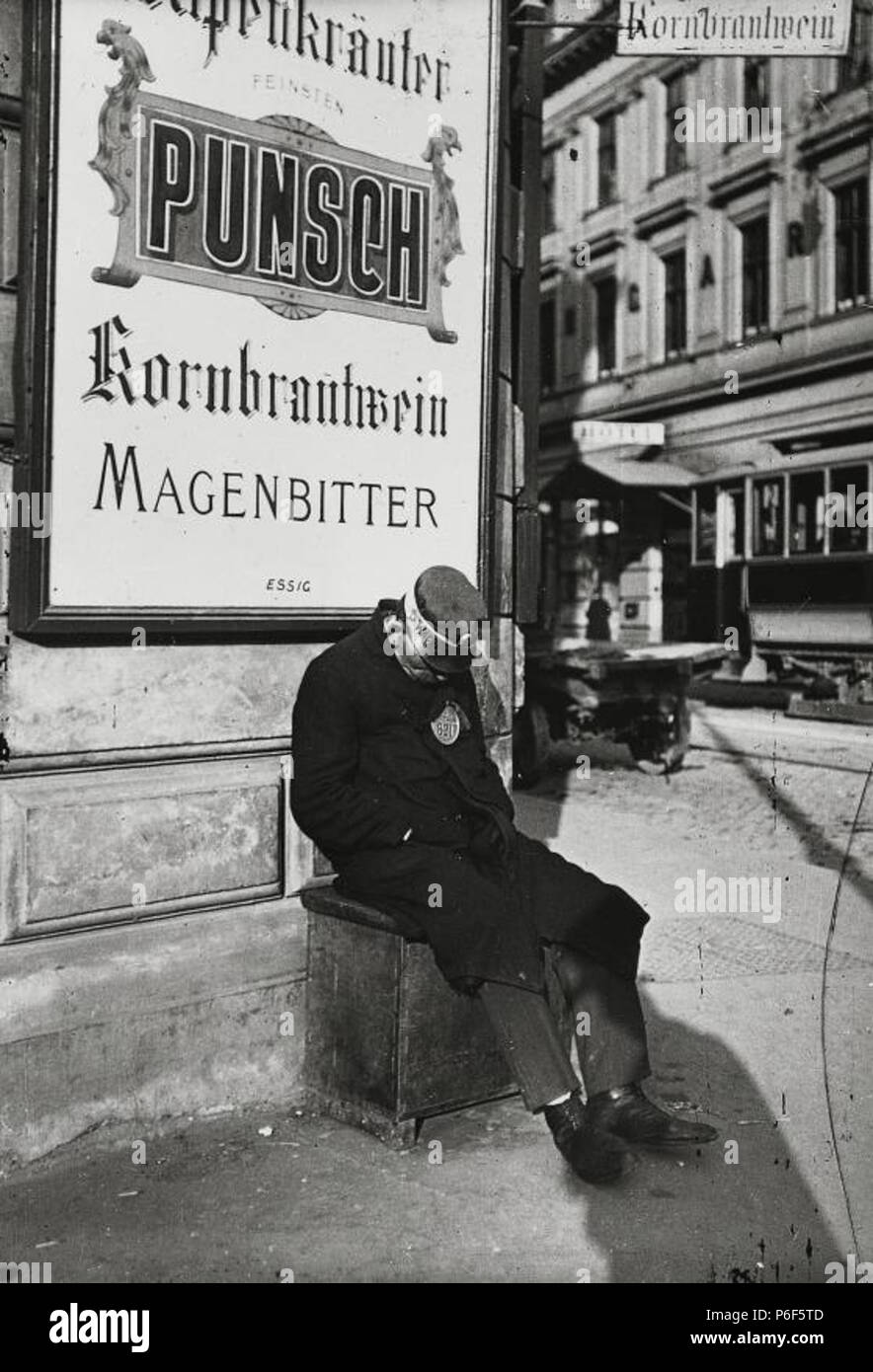 Müder Dienstmann am Radetzkyplatz; Photographie aus Wien . between 1905 and 1914 41 Emil Mayer 013 Stock Photo