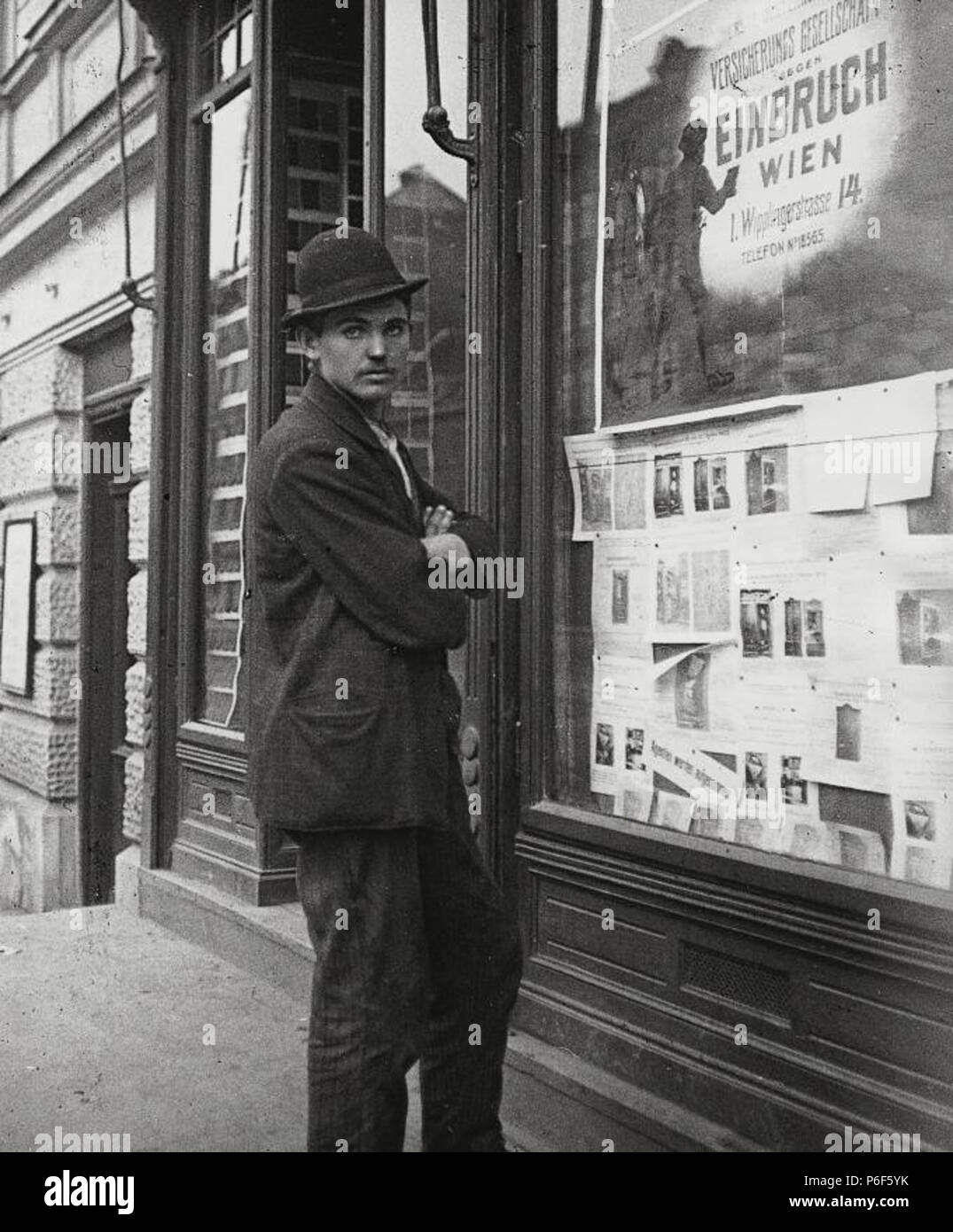 Passant vor dem Schaufenster der 1. Versicherungsgesellschaft gegen Einbruch in Wien . between 1905 and 1914 41 Emil Mayer 071 Stock Photo