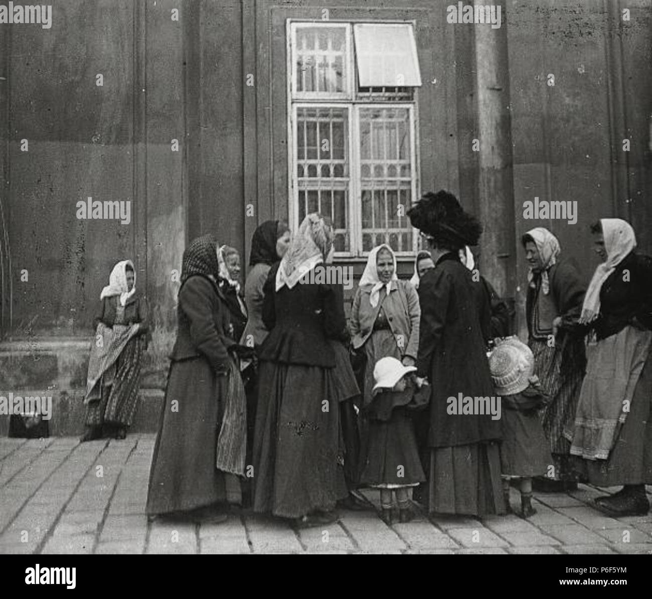 'Reibfrauen'-Börse (Börse arbeitsloser Frauen für einfache Haushaltsdienste), bei der Kirche Am Hof, Photographie aus Wien . between 1905 and 1914 41 Emil Mayer 062 Stock Photo