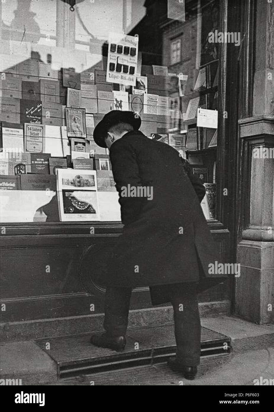 Vor der Buchhandlung, Wien . between 1905 and 1914 41 Emil Mayer 073 Stock Photo