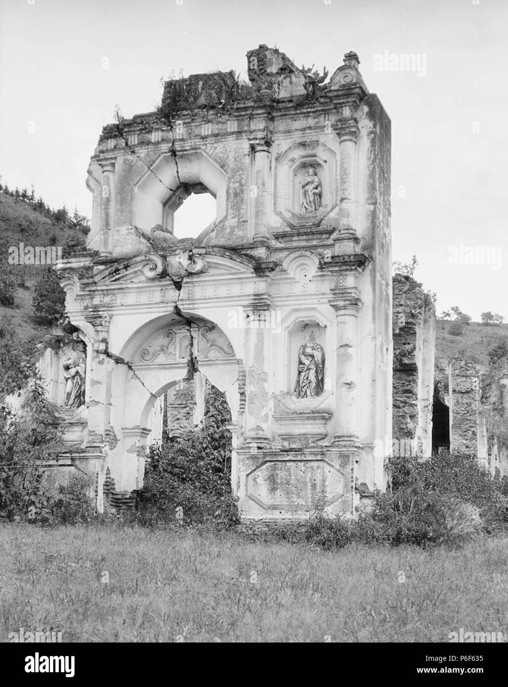 Español Ruinas de una Ermita en Antigua Guatemala en 1916 . 1916 41