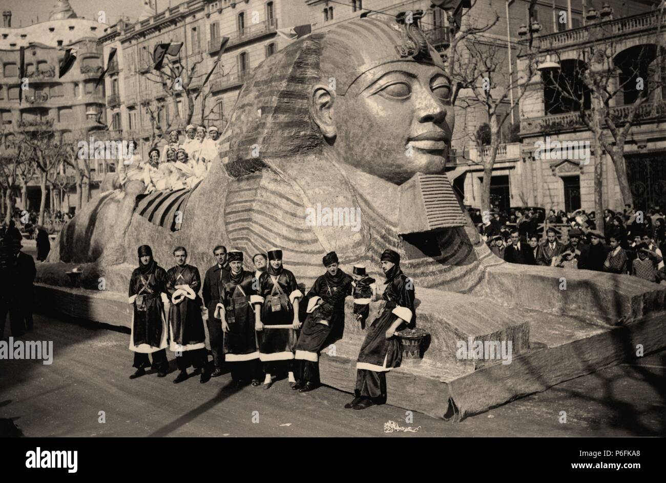 España. Barcelona. La Esfinge robada, primer premio de carrozas de la Cabalgata de Carnaval en el Paseo de Gracia del año 1934. Stock Photo