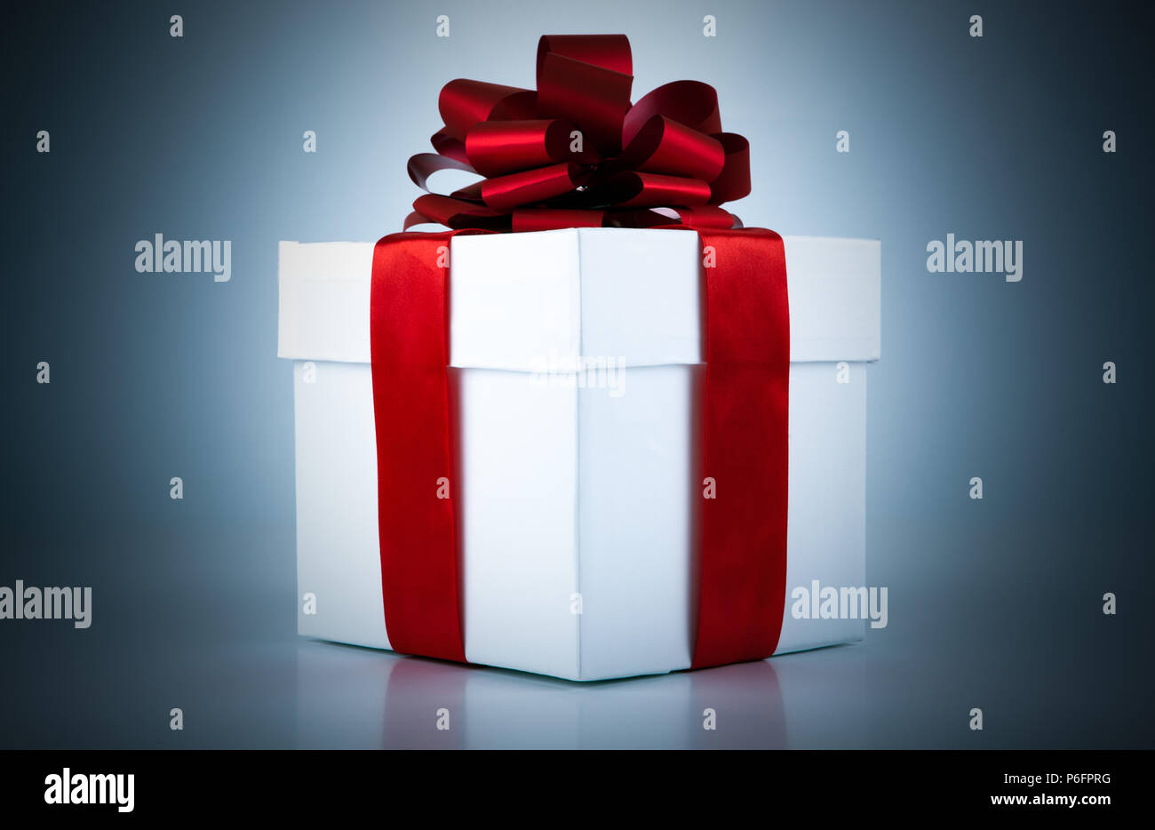 Подарок белый лист. Коробка подарочная белая с красным бантом. Подарочная коробка с красной лентой. Белая коробка с красной лентой. Белый подарок с красной лентой
