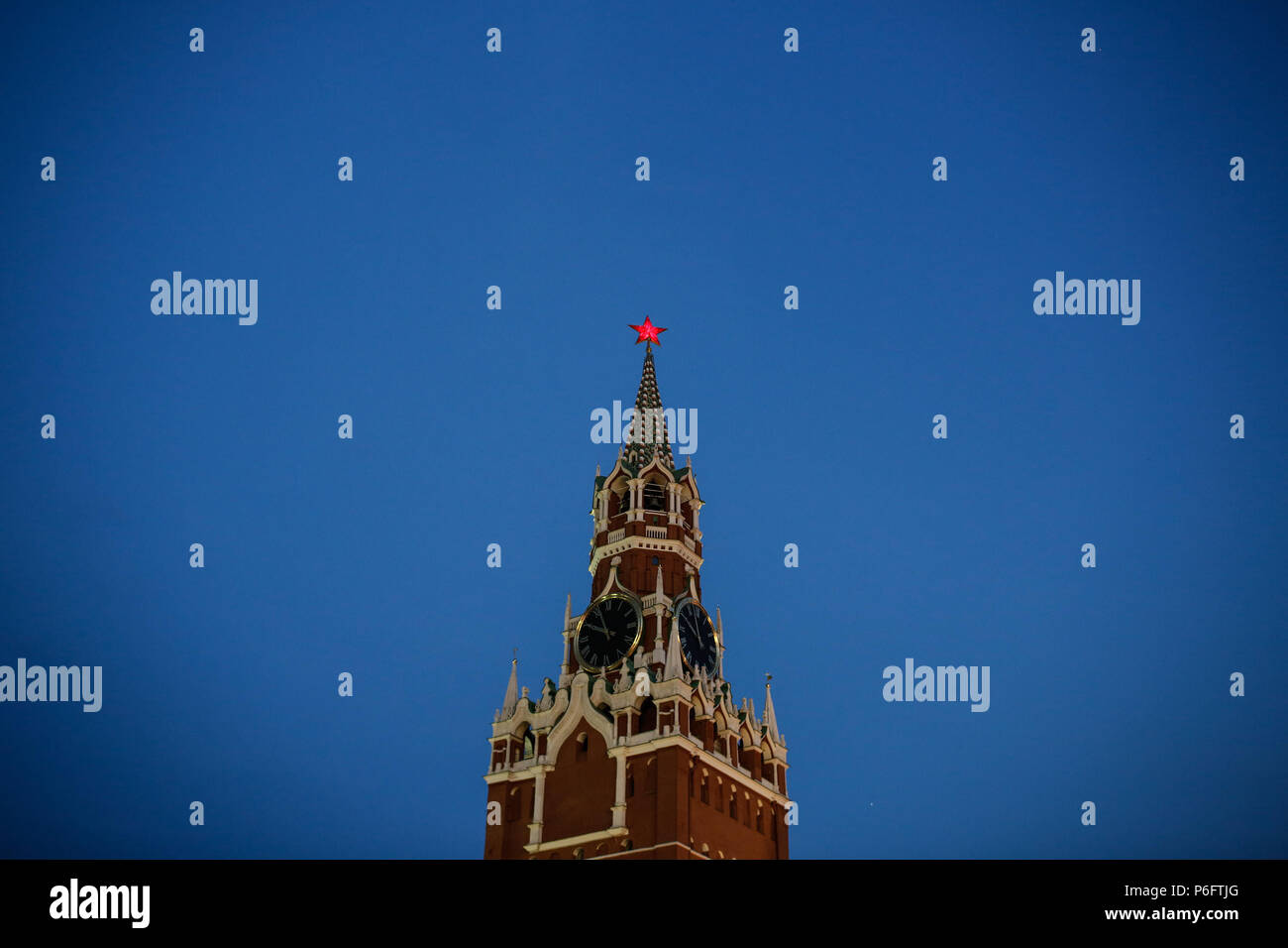 Moscou, Russia. 29th June, 2018. In front of the Necropolis on the walls of the Kremlin on the red square in Moscow, Russia. Credit: Thiago Bernardes/Pacific Press/Alamy Live News Stock Photo