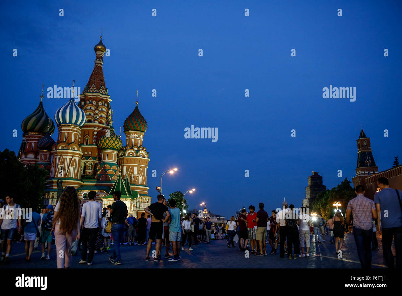 Moscou, Russia. 29th June, 2018. In front of the Necropolis on the walls of the Kremlin on the red square in Moscow, Russia. Credit: Thiago Bernardes/Pacific Press/Alamy Live News Stock Photo
