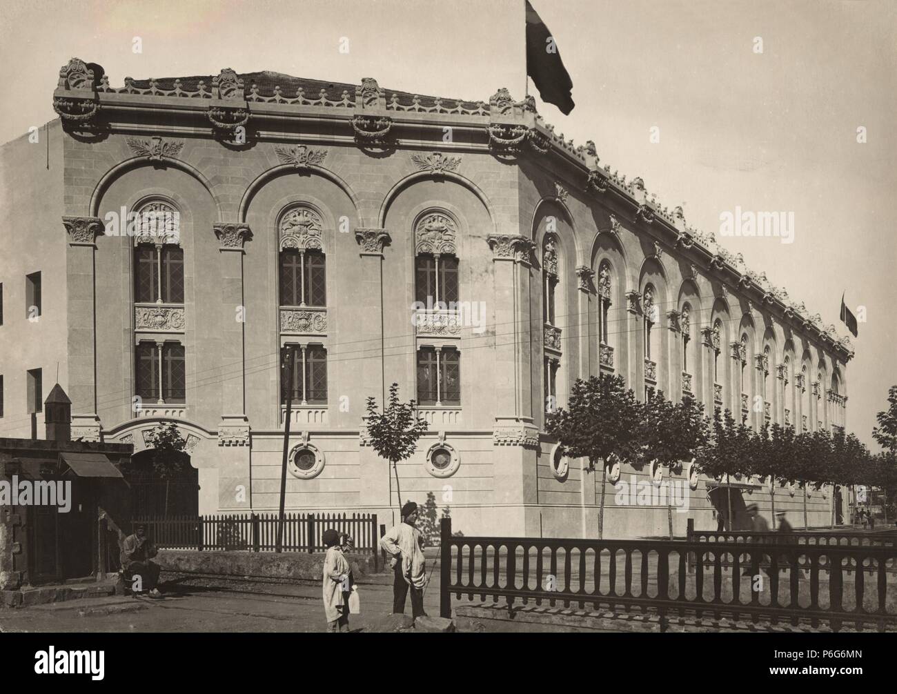 España. Barcelona. Frontón Condal Barcelona, en la calle Balmes; paso a nivel de las vías del tren. Año 1902. Stock Photo